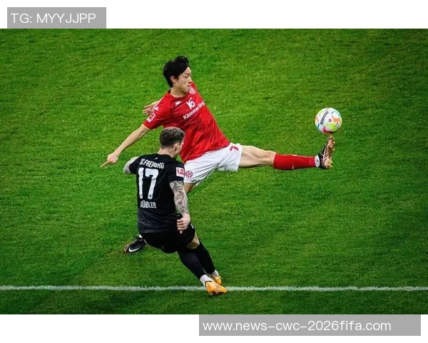 某足球运动员在离球门6米处的精彩进攻瞬间引发全场欢呼