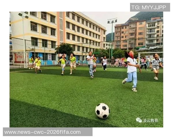 绿色队服的足球队在赛场上的拼搏与团结精神展现了青春的活力与梦想